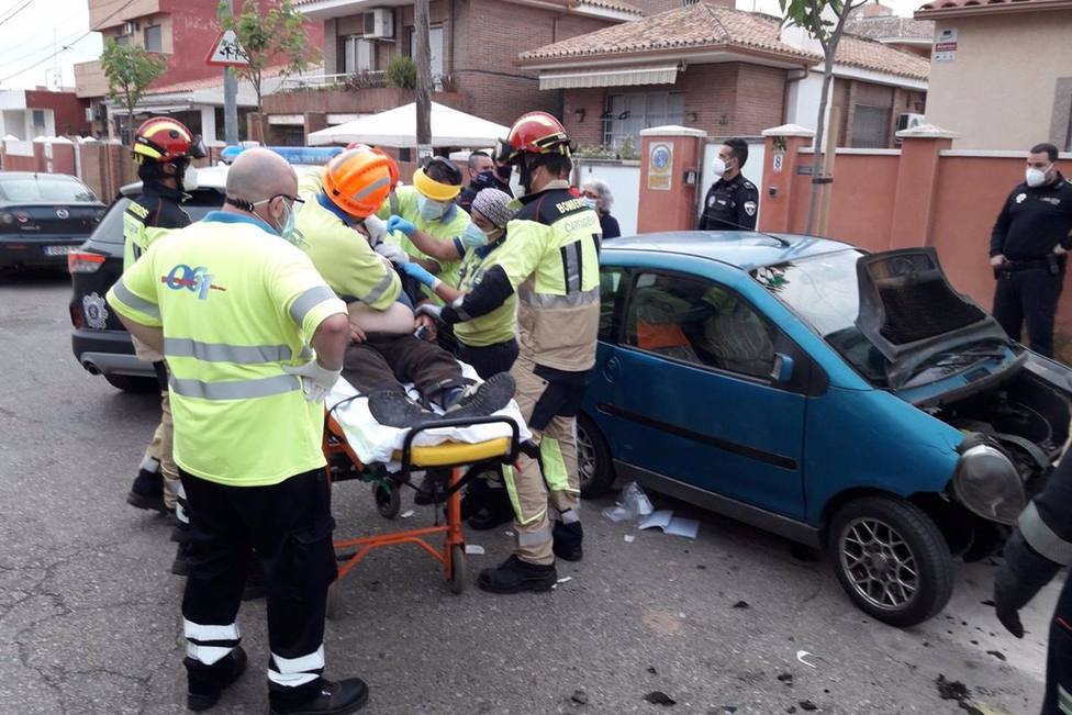 Bomberos auxilian a un conductor de 72 aÃ±os tras sufrir un accidente en UrbanizaciÃ³n MediterrÃ¡neo