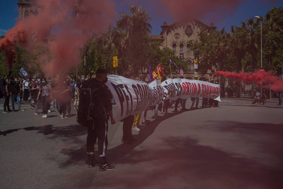 AMP.- Centenares de estudiantes se manifiestan en Barcelona contra la crisis educativa