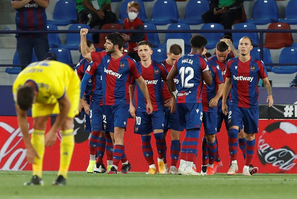 Levante UD y Cádiz CF disputan su último partido de la temporada en el Ciutat de Valéncia