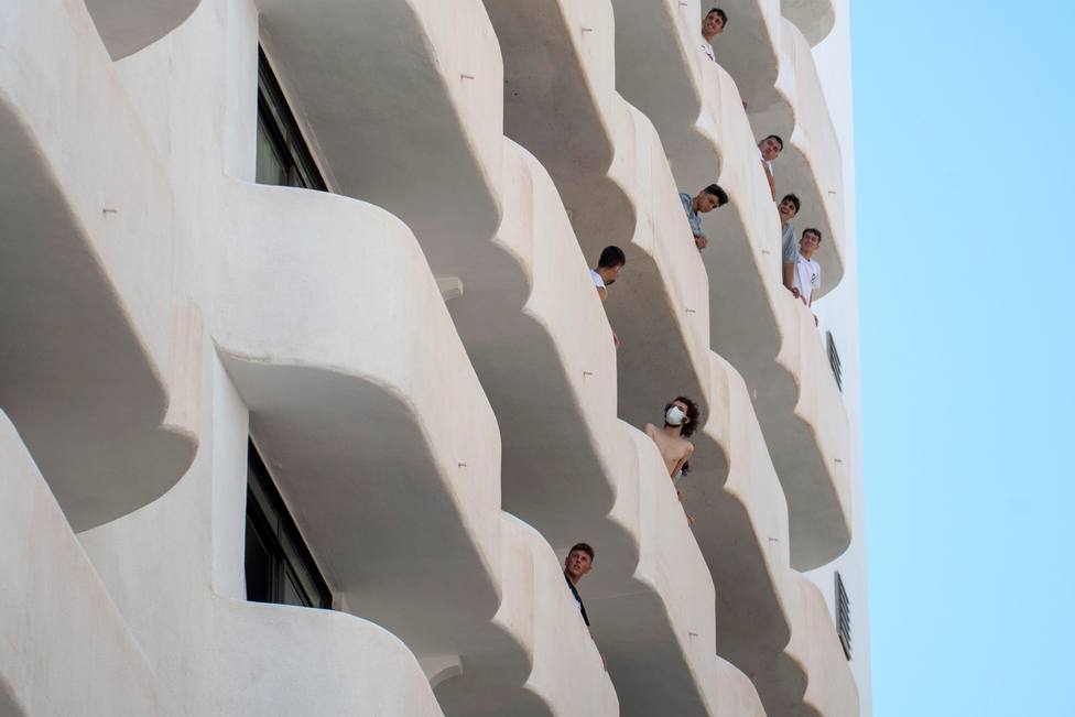 Un total de 45 estudiantes no contagiados deciden quedarse voluntariamente en el hotel COVID de Palma