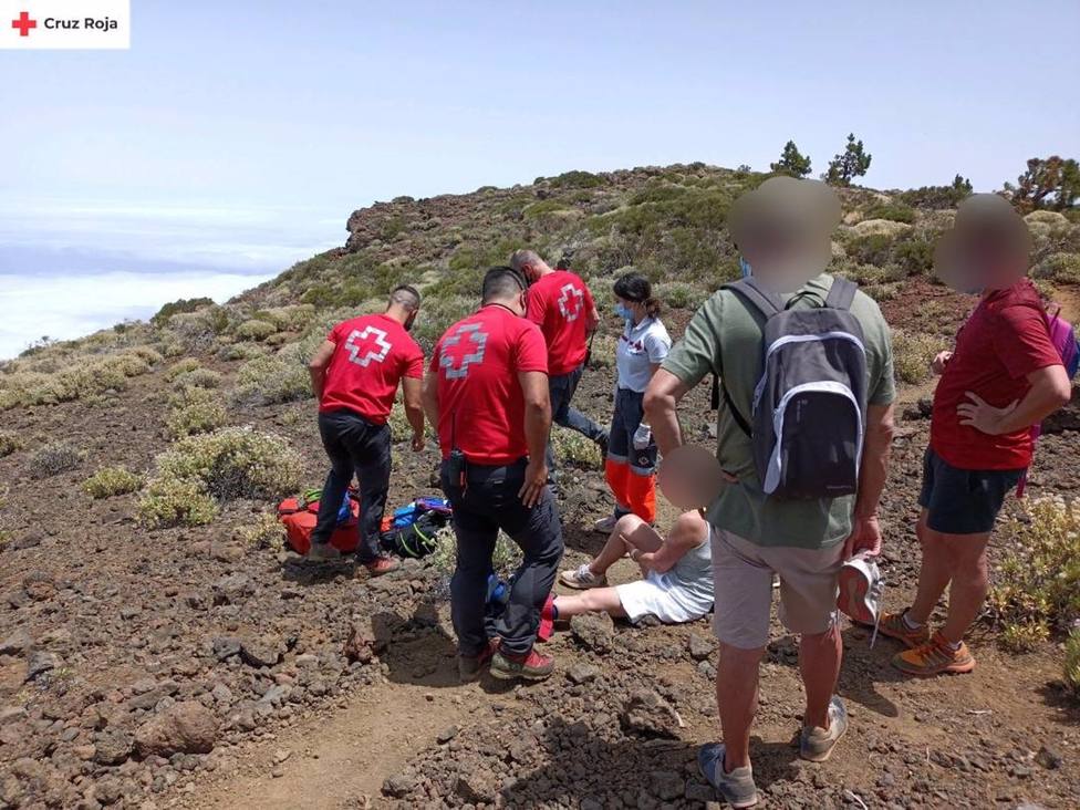 Efectivos de Cruz Roja evacuan a una senderista herida en el Teide