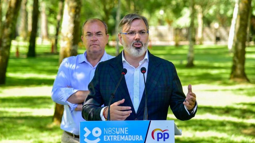 El alcalde de Plasencia, Fernando Pizarro junto al presidente del PP extremeño José Antonio Monago (archivo)