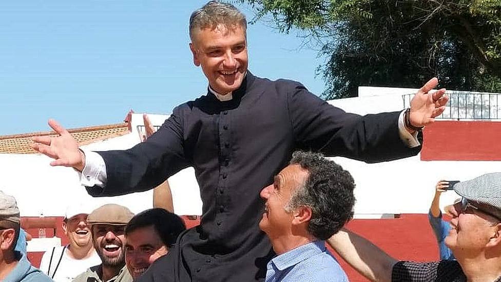El sacerdote Luis Fernando Valiente Clemente tras un tentadero en el campo