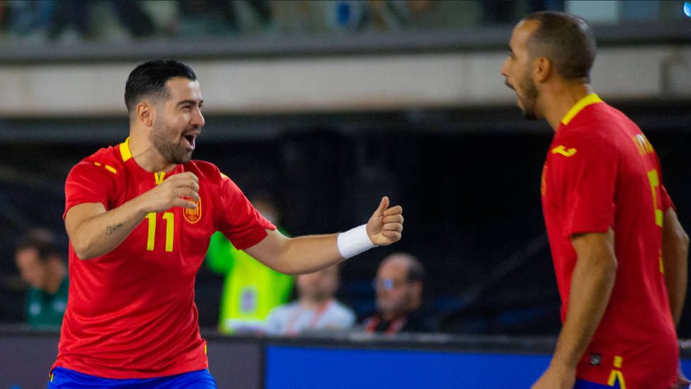 Chino y Boyis celebran uno de los siete goles que España marcó a Moldavia. EFE