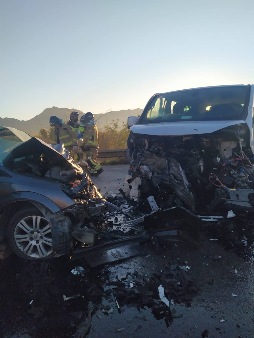 Un muerto y 8 heridos en el choque entre una furgoneta y un coche en Lorca
