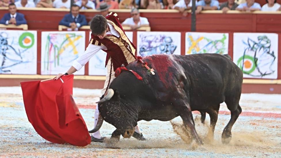 Esaú Fernández toreando al toro de Miura indultado este domingo en Sanlúcar
