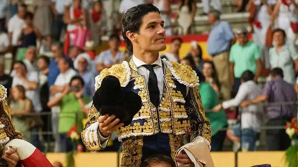 Pablo Aguado en su salida a hombros el pasado año en Íscar (Valladolid)