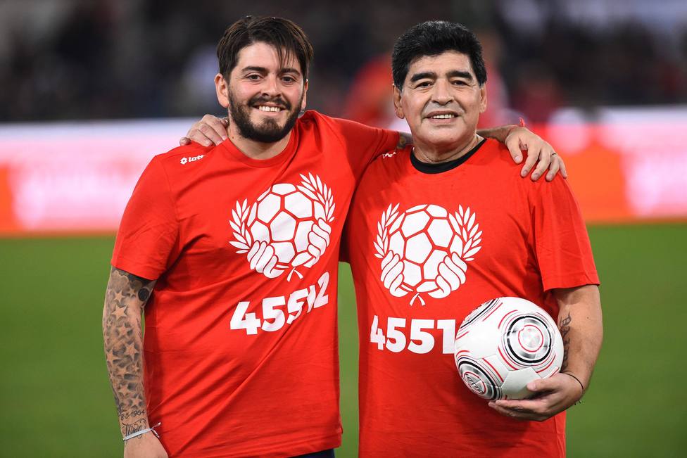 Maradona con su hijo en un encuentro por la paz