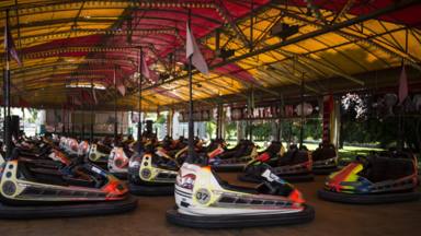 Los coches de choque en una feria de atracciones