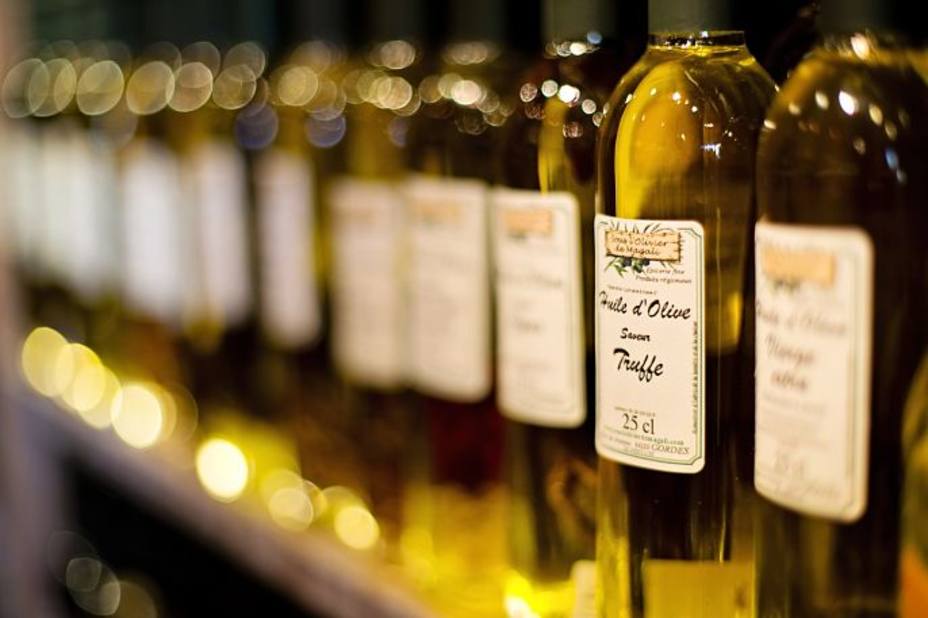 Líneal de supermercado con botellas de aceite de oliva