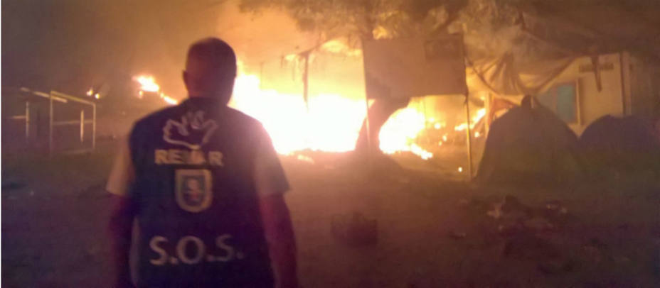 Imagen del incendio en el campo de refugiados de Moria, en la isla de Lesbos, en el Egeo oriental. COPE