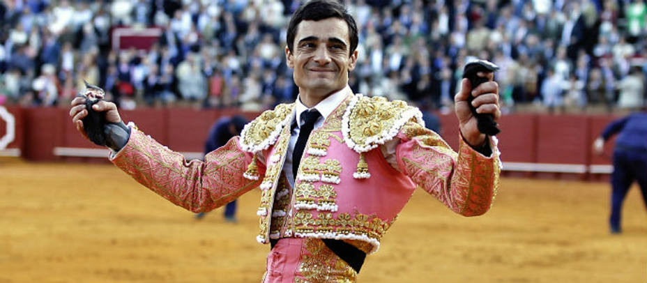 Paco Ureña con las dos orejas que cortó en la última Feria de Abril de Sevilla ante los victorinos. TOROMEDIA