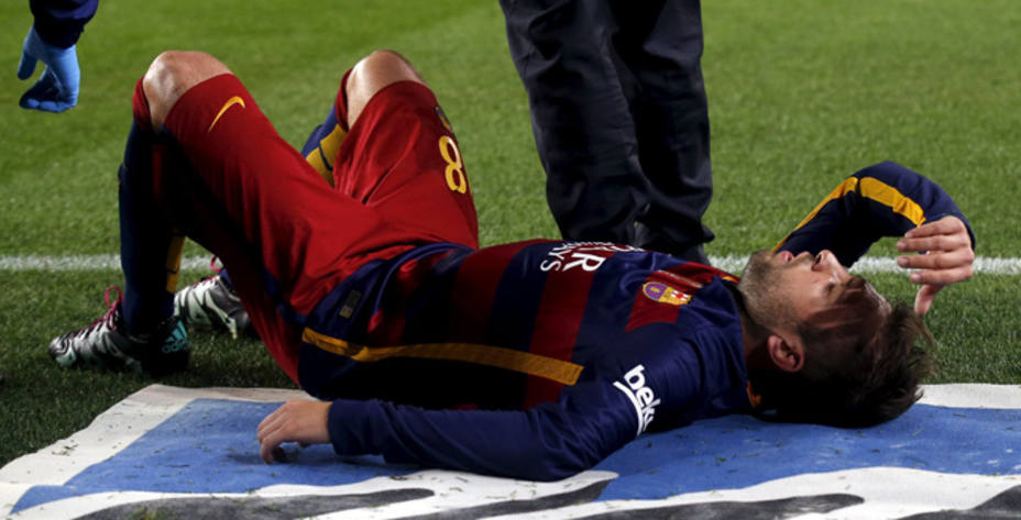 Jordi Alba, atendido tras lesionarse frente al Athletic. REUTERS