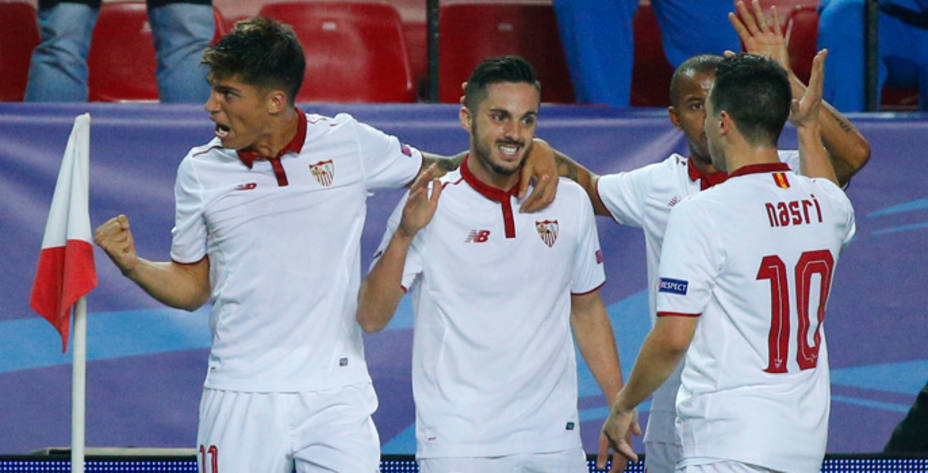 El Sevilla celebra el 1-0 de Sarabia (Reuters)
