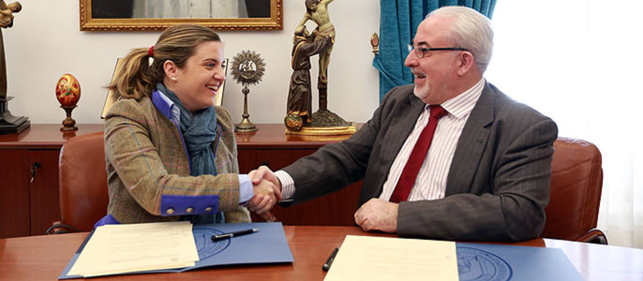 Rocío Bernal y José Luis Mendoza tras rubricar el acuerdo entre la Escuela de Tauromaquia y la UCAM. TOROMEDIA