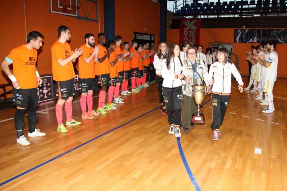 Los dos equipos hacen el pasillo a las campeonas de la Copa Galicia