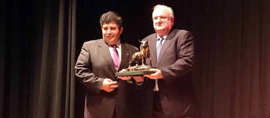 Luis Uranga recogiendo el V Premio Nacional de la Peña La Divisa de Trigueros. JOSÉ LUIS ARIZMENDI