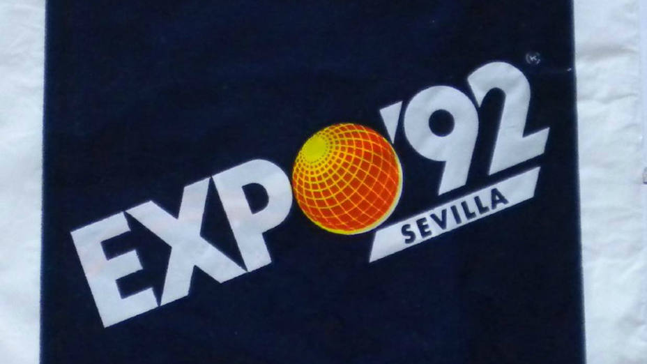 Una bolsa de la exposición de Sevilla, con el logo de la misma