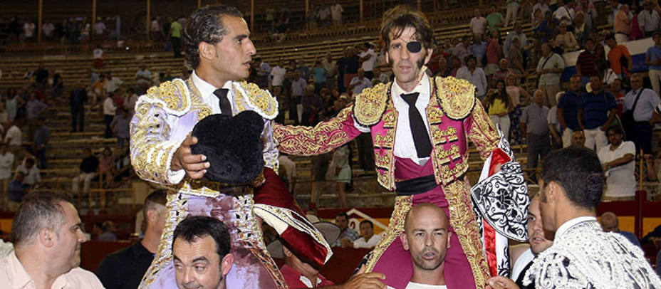 Iván Fandiño y Juan José Padilla en su salida a hombros en Alicante. EFE