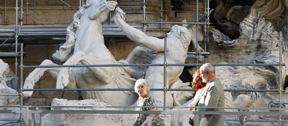Turistas en la pasarela de las obras de restauración de la Fontana de Trevi. REUTERS