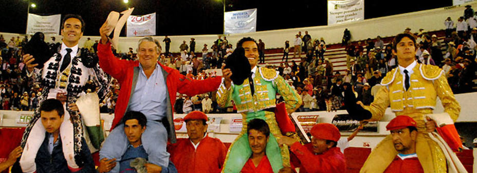 Cid, Bolívar y Castella, a hombros junto al ganadero Ernesto Gutiérrez en Duitama. EFE