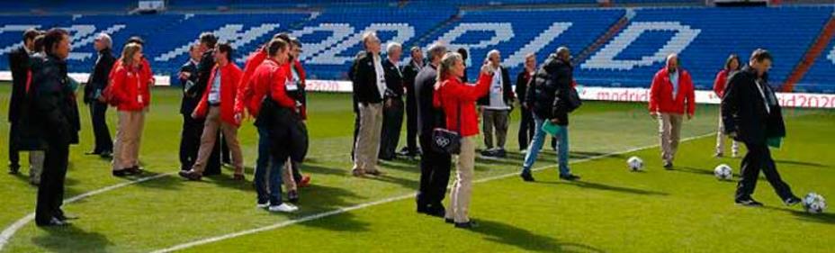 Los miembros del COI en el interior del Santiago Bernabéu (FOTO: Real Madrid)