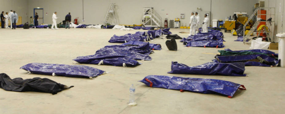 Los cadáveres recuperados tras el naufragio del barco en Lampedusa. REUTERS