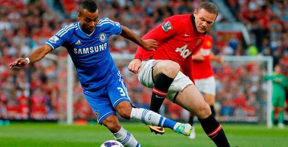 Ashley Cole protege el balón ante Wayne Rooney (Reuters)