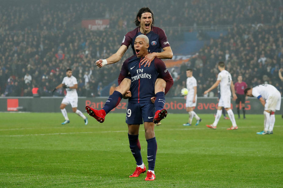 Cavani y Mbappe celebran uno de los goles del PSG (Reuters)