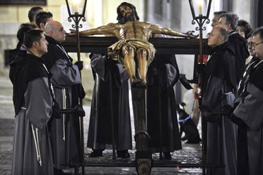 La Hermandad del Santisimo Cristo del Amor durante su procesión por las calles de Toledo