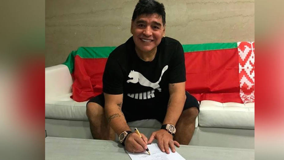 Diego Armando Maradona, firmando su contrato con el Dinamo Brest (@maradona)