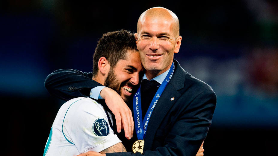 Isco y Zidane se abrazan la consecución de la 13ª Copa de Europa del Real Madrid. CORDON PRESS
