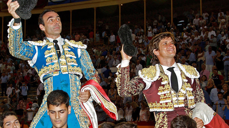 Enrique Ponce y El Juli en su salida a hombros este domingo en Alicante