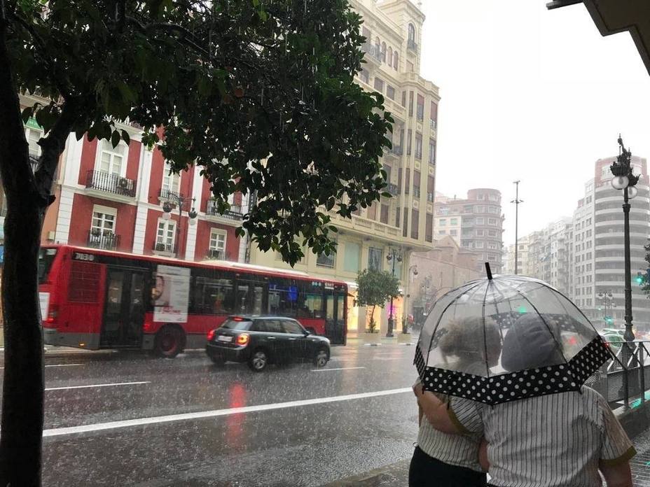 Las fuertes lluvias dejan casi 50 litros en Valencia, 34 en Castellon y 29 en Alicante y mas de 860 rayos