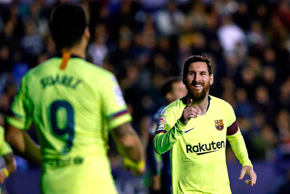 Messi y Luis Suárez celebran uno de los goles al Levante (EFE)