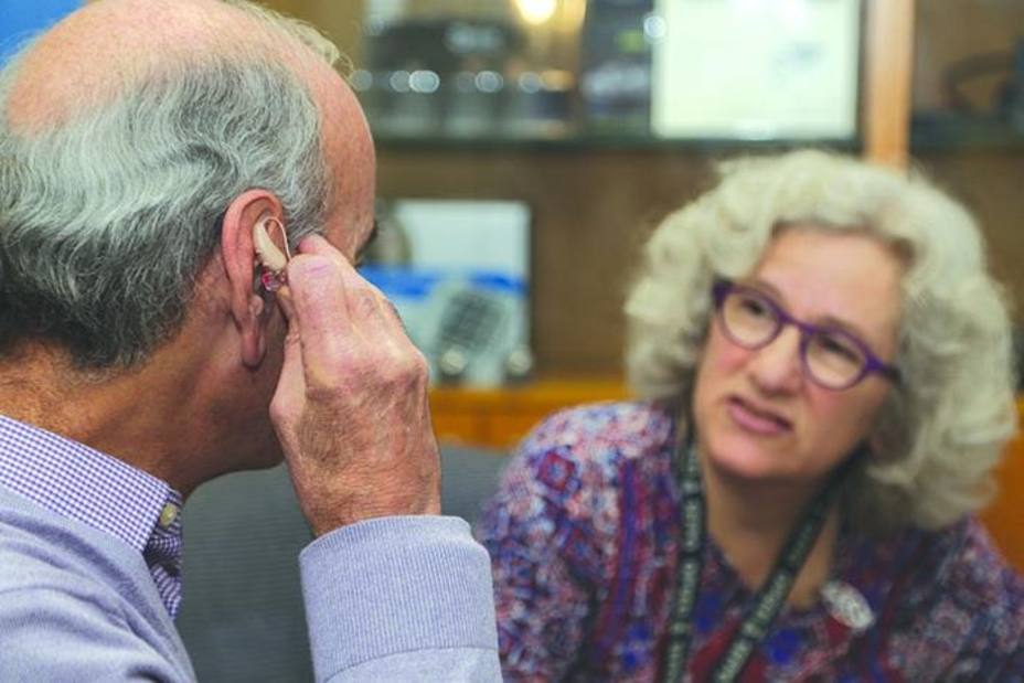 Algunos síntomas de pérdida de memoria pueden indicar problemas de audición