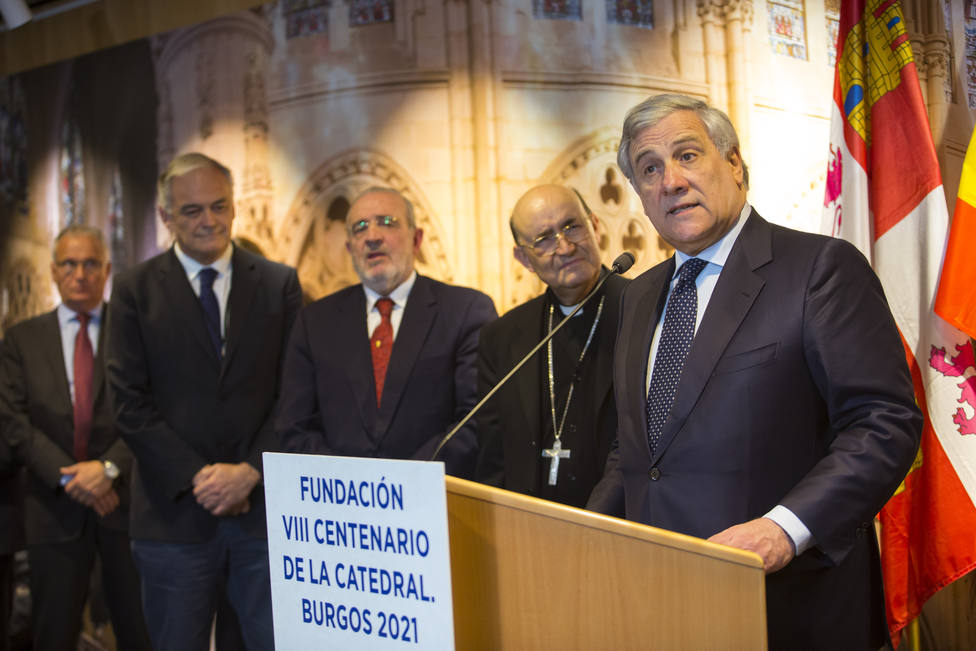 Antonio Tajani, presidente del Parlamento Europeo, junto al arzobispo de Burgos, don Fidel Herráez.