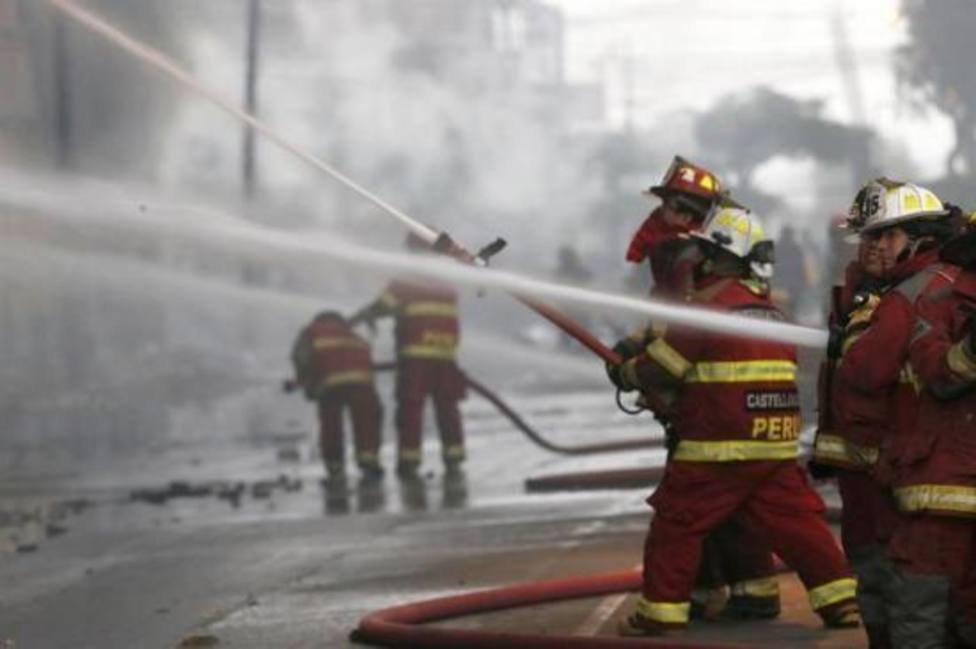 Más de cuarenta dotaciones de bomberos trabajan para acabar con un incendio en el centro de Lima
