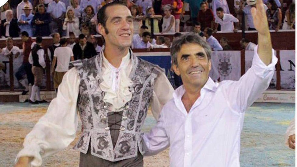 Pepe Moral y Victorino Martín tras el indulto de Milhijos en Sanlúcar de Barrameda