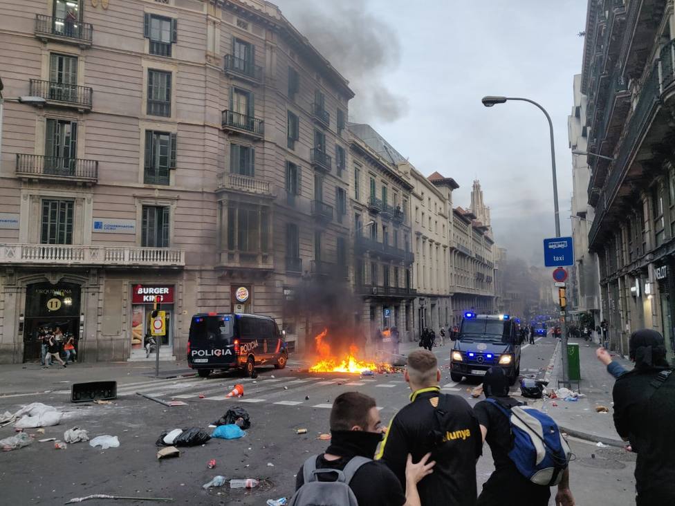 Manifestantes queman contenedores y lanzan piedras a la Policía en la zona de la Jefatura de Policía Barcelona