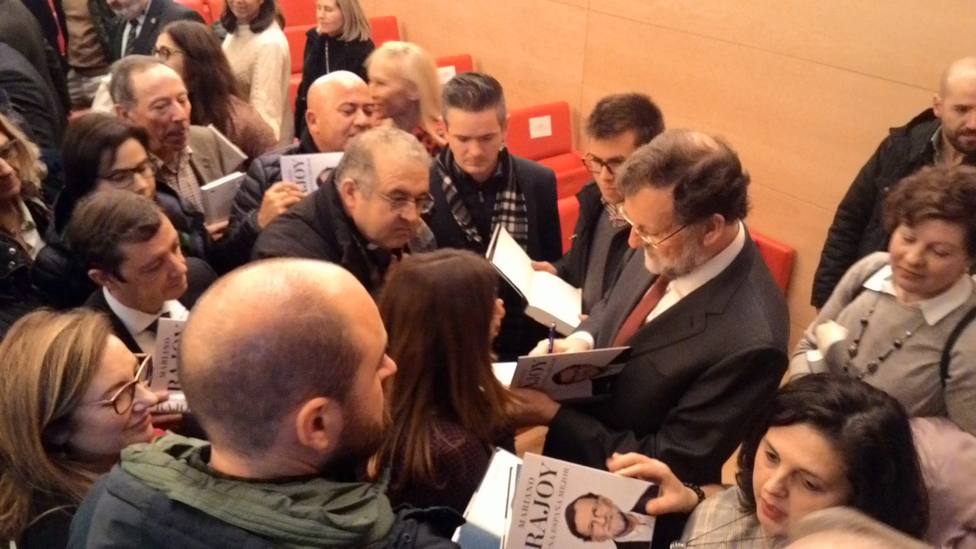 Abarrote en la presentación del libro de Rajoy en Santiago