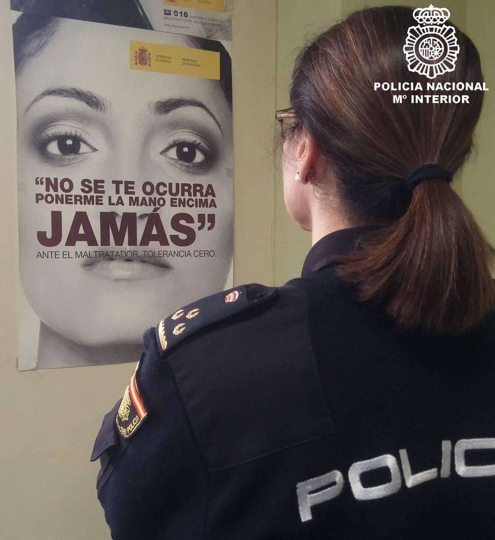 Cartel de Policía Nacional contra la violencia de género