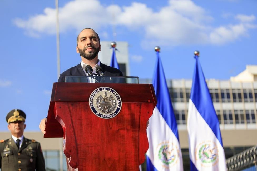 El Salvador.- Bukele da una semana de plazo para aprobar el préstamo en un Parlamento tomado por militares