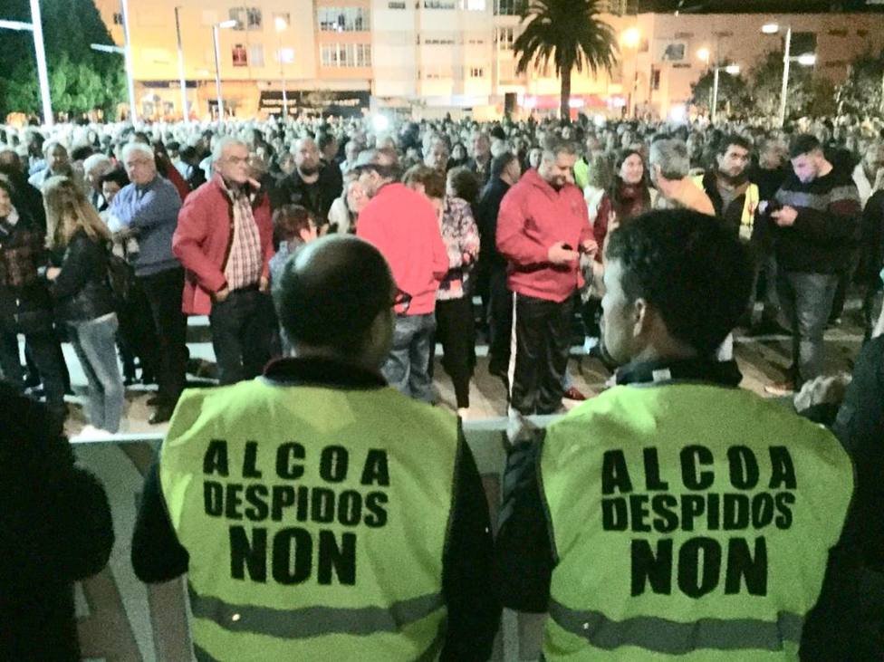Trabajadores de Alcoa se reúnen en asamblea mientras la sociedad mariñana se moviliza