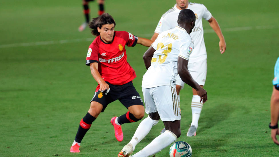 Luka Romero marca a Vinicius en su debut en LaLiga Santander, en el estadio Alfredo Di Stéfano. EFE