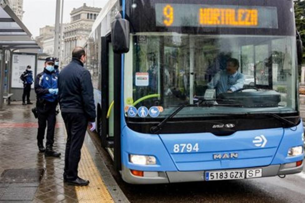 Madrid se plantea prohibir que se coma y beba en transporte público para que usuarios no se quiten mascarilla