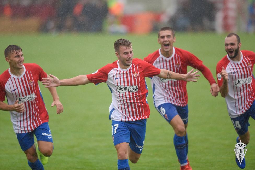 Los jugadores del filial del Sporting celebran un gol de la pasada temporada