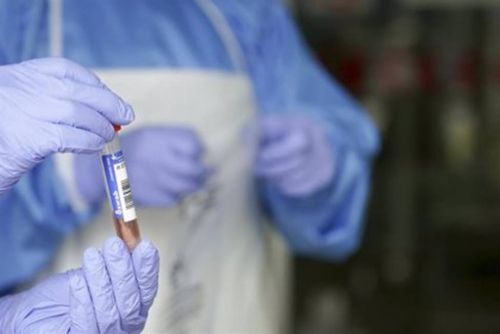 Un sanitario sostiene una prueba para realizar una prueba PCR