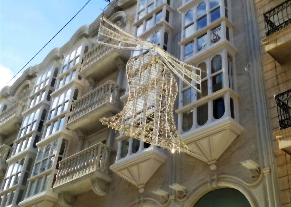Instalan la iluminación navideña en las calles de Cartagena