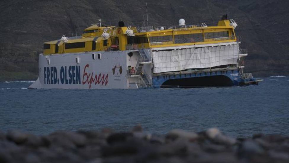 Aplazado al sábado el rescate del barco encallado en el puerto de Agaete